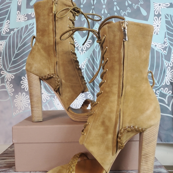 Gianvito Rossi Leather Booties - Picture 2 of 11